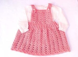 Falda con peto a crochet para niña