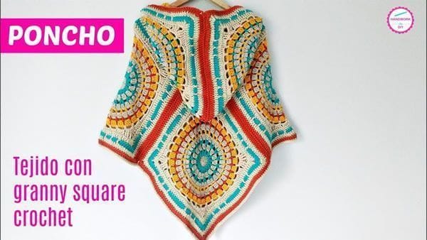 Poncho con capucha a crochet