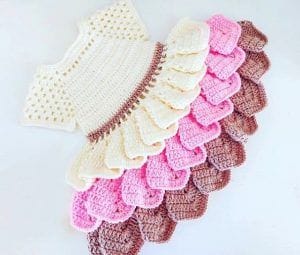 Vestido infantil con volantes a crochet