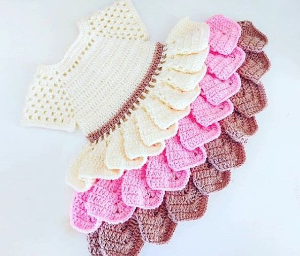 Vestido infantil con volantes a crochet